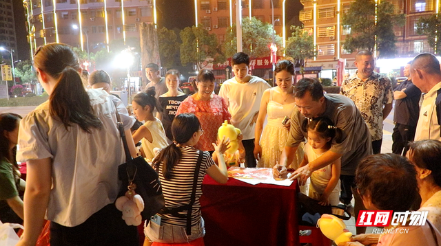 “夜赏·双牌”沉浸式夜游点亮国庆夜 汉服打卡河畔音乐会引热潮