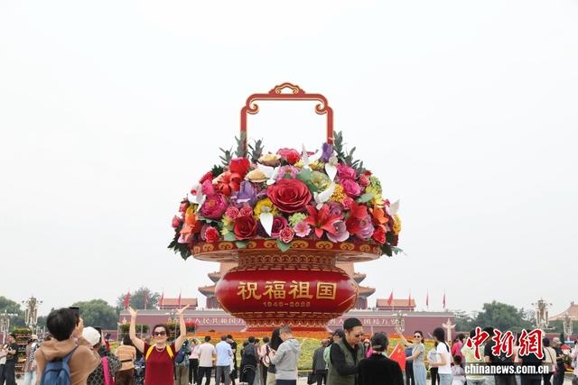 天安门广场“祝福祖国”巨型花篮吸引民众
