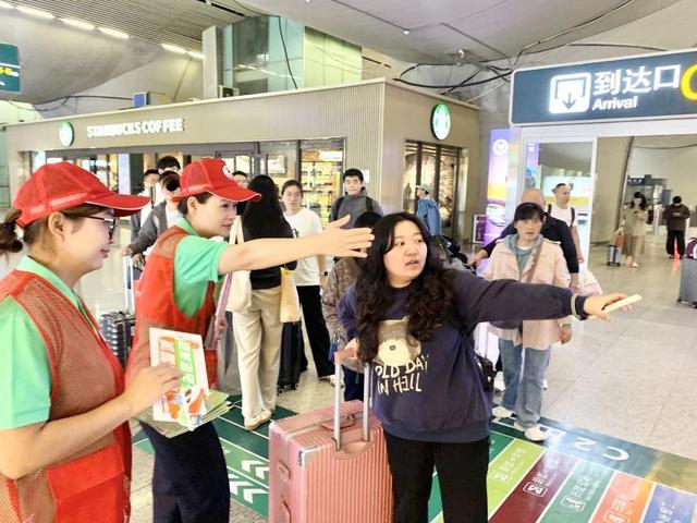 让游客从“路过”到“爱上”！“红马甲”点亮武汉秋日