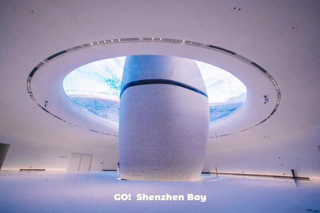 火了！深圳湾“悬浮阿姨”