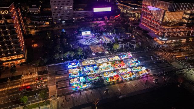 临港的夜晚很浪漫！滴水湖畔，25辆花车点亮“流动星河”