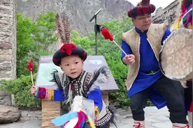 了不起的童年｜羌韵悠悠 3岁萌娃“玩转”羊皮鼓舞图片