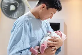 阿如那当爸爸了！晒女儿正面照称：像我图片