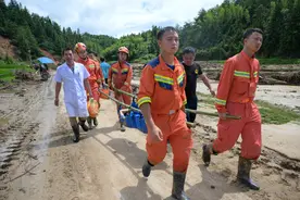 湖南资兴暴雨致8万余人受灾  直升机搭起“空中救援通道”图片