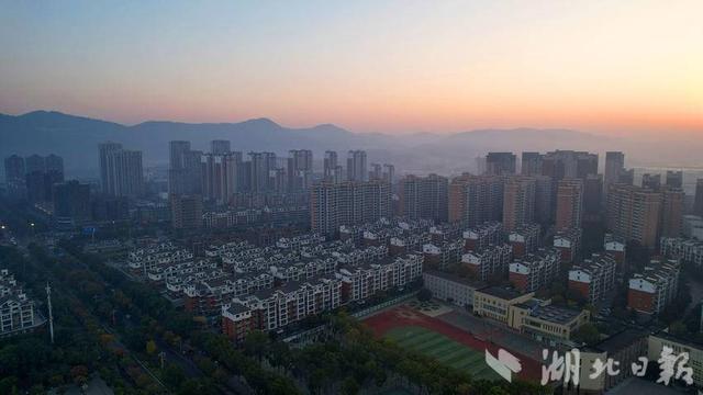 行走京山丨霞光薄雾映照斑斓城景