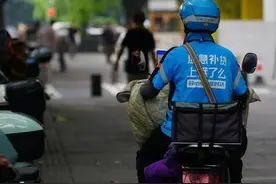 疾驰的外卖骑手，给力的金融服务图片