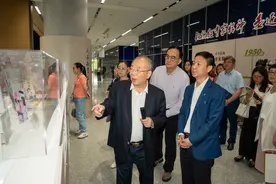 以书为伴，上图特设“人民教育家于漪图书角”图片