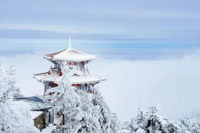“洛阳怎么一下雪，就封神。”