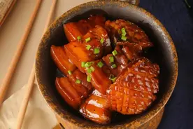 九孔鲍黄焖五花肉图片