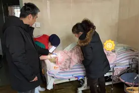 九旬老人脚上长脓包，志愿者发现后……太给力了！图片