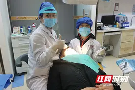 惧怕看牙医？萌娃变身小“牙医”为爸爸检查牙齿图片