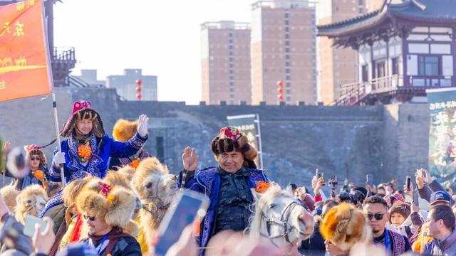 踏破风沙赴神都，白云山赠“终身旅游卡”！让天山来客常回“家”看看