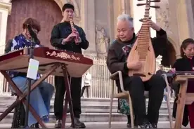 秀我中国｜方锦龙国乐快闪：在西班牙格拉纳达新广场演奏《我和我的祖国》图片