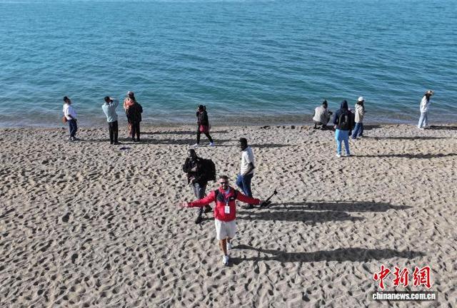 非洲青年在青海湖畔感受人与自然和谐共生