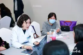 面具脸、鸡爪手，还伴有气喘，她得了这种罕见病图片