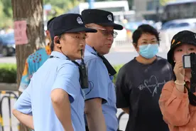 北京日均投入近七千名警力护航高考，考场外设身份证明办理点图片