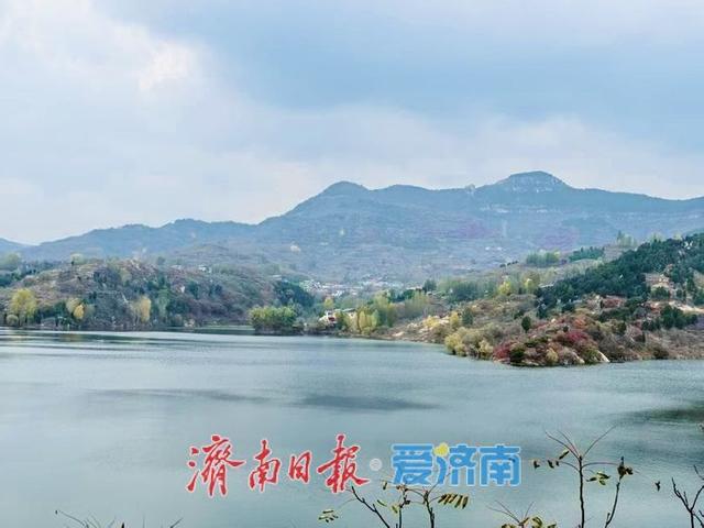 一年四季 泉在济南丨碧水映丹枫，黄巢水库秋意浓