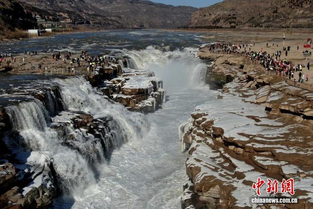 山西吉县：黄河壶口瀑布现冰瀑玉壶景观