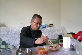 一键下单，美味到家！“银发外卖”托起老人幸福“食”光图片