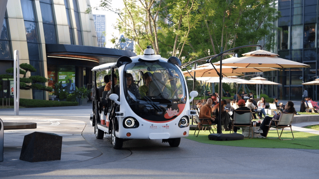 2025世界动力电池大会丨人形机器人、无人售卖太空舱……“宜宾芯”解锁AI生活！