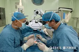 显微镜下缝血管、神经！18岁青年仨指头受重创，医生三小时缝合图片