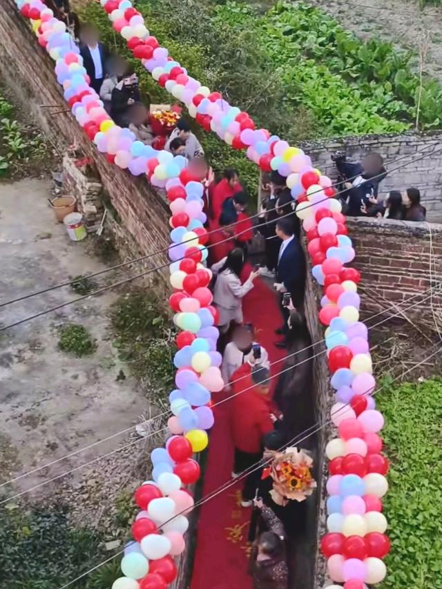 当地回应被拐男子回家认亲道路狭窄