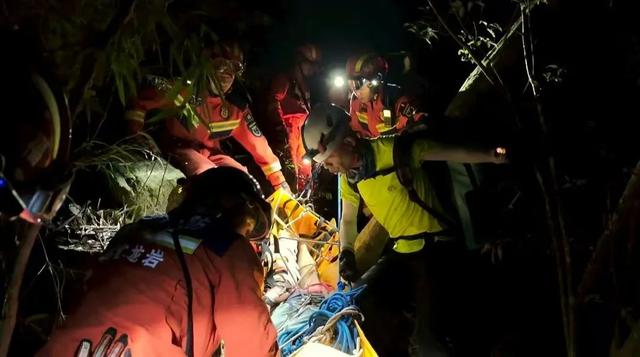 驴友骨折被困深山！“蓝朋友”冒雨彻夜营救……