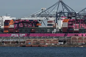 外媒爆：被业界反对后，美国正考虑放宽拟对进入美港口中国船只征收的“停靠费”图片