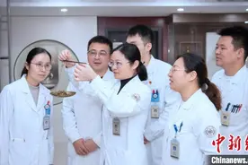青年中医的“科研路”：“尝百草”探良方 医者心促转化图片