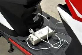 网购新车电池是旧货，车主能否要求“退一赔三”？图片