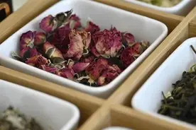 中药房打败奶茶店？酸梅汤翻红背后的养生新风尚图片