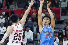 再见将是对手！贾诚加盟青岛男篮，上赛季场均8.7分图片