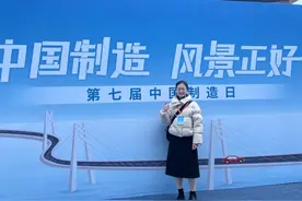 “母校站在我背后撑伞！” 毕业典礼上这一幕刷屏图片
