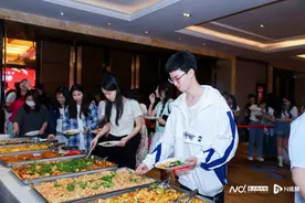 广州举办首个辣条长桌宴，吸引市民排队品尝图片