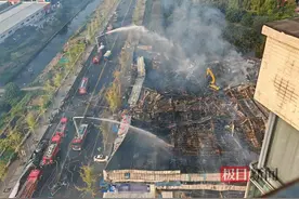 实探“成都一联排商铺失火”：建筑大片垮塌 消防正清理火场图片