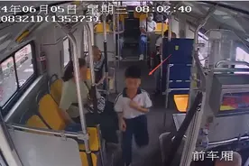 爷爷把小孩“忘”在公交车上，热心车长出手助团聚图片