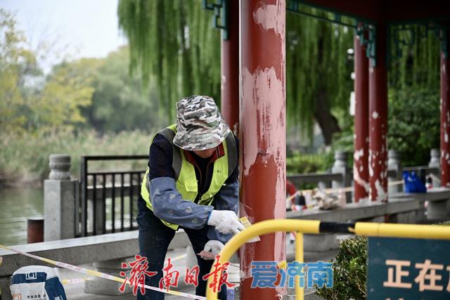 亭台水榭换“新衣”，大明湖这处亭子正在保养中