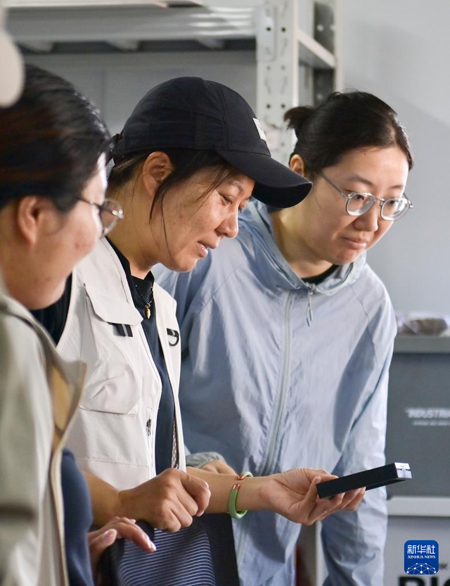 新华社丨徒步山野间 守护红山文化