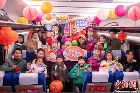 贵州：复兴号上庆“元宵”图片