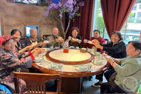 即善社工为长者举办集体生日宴，8年收集上千个“微心愿”图片