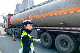 身边的渝警楷模｜交巡女民警如何炼成处突“小能手”图片