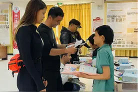 英吉沙县：爱心“摩”力 温暖乡村童心图片