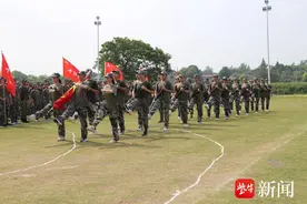 70天7500人，青少基地内厚植爱党爱国爱军情怀，镇江2024级高中新生军训圆满“收官”图片