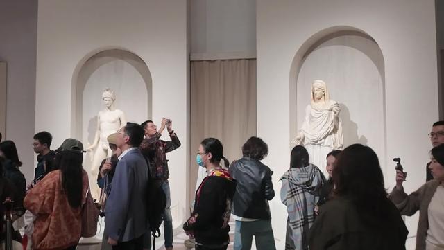 首日人人人！古罗马众神“空降”上海！不出沪看131件稀世珍品！打卡攻略→