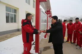 延长油田公司靖边采油厂领导班子慰问职工并检查节前安全生产工作图片