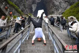 山东男子双手倒立攀登张家界天门山999阶天梯图片