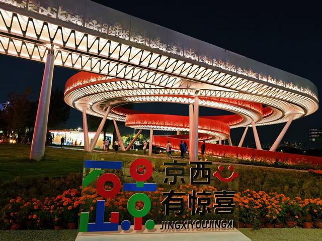 永定河畔夜色温柔，鎏金古塔映衬现代集市
