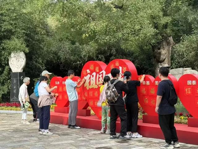假期首日，北京128.37万人次逛公园！这三家游客最多