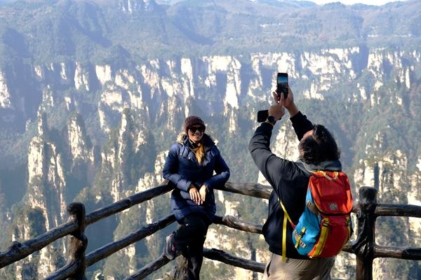 张家界武陵源：暖冬晴好风光美 错峰游览人气旺