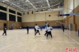 台湾学子“回访”甘肃平凉一中图片